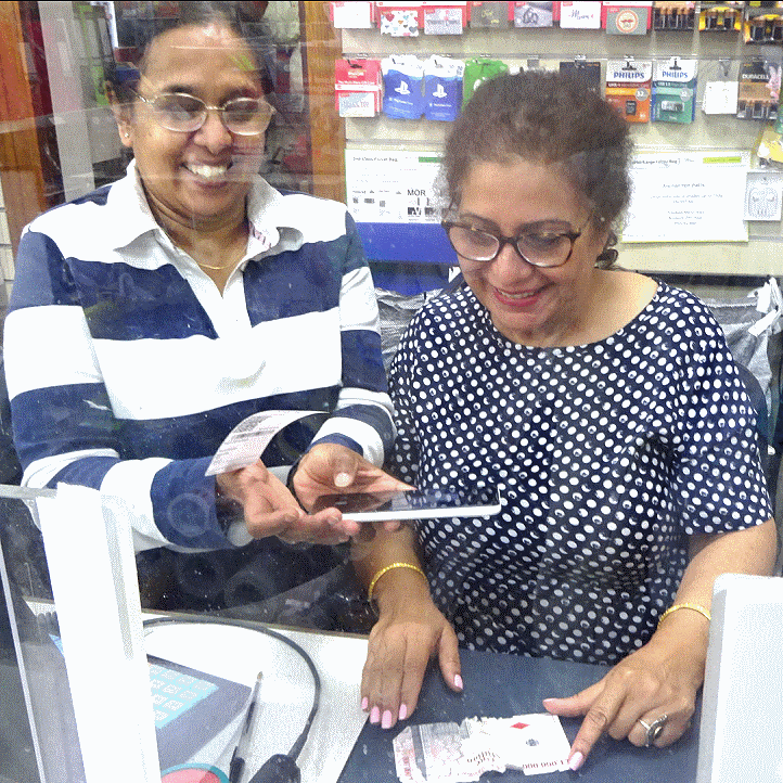 Ladies inside Sunninghill Post Office ></A>

<A HREF=