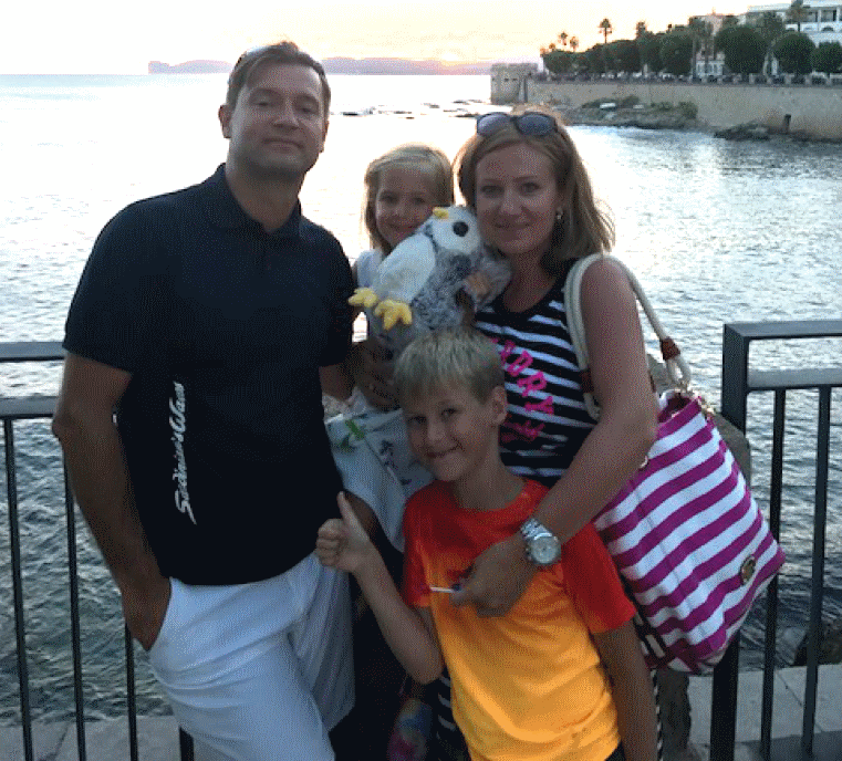 Kinga and Tom Checkiewicz with their kids